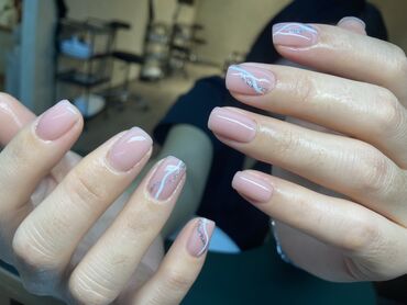 пышные губы: Аккуратный маникюр с покрытием гель-лаком красного цвета. Ногти имеют