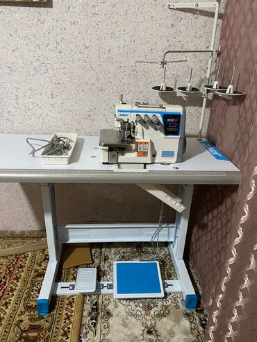 маленькая швейная машина: Швейная машина Jack, Оверлок, Полуавтомат