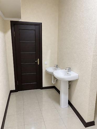 Коммерциялык кыймылсыз мүлктү сатуу: 🏢 Продаётся коммерческое помещение в районе Джал 📐 Площадь: 143,3 м² 🚪 — 8