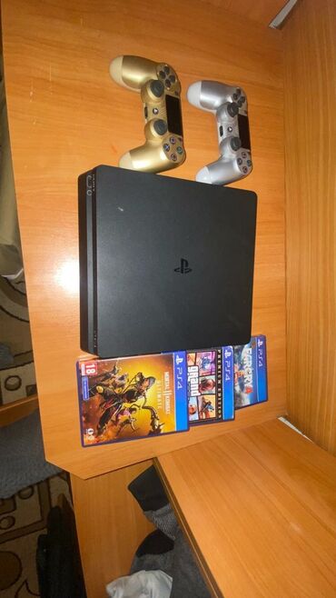 PS4 (Sony PlayStation 4): Плейстейшин 4 слимка заводская пломба играл 2 месяца состязания