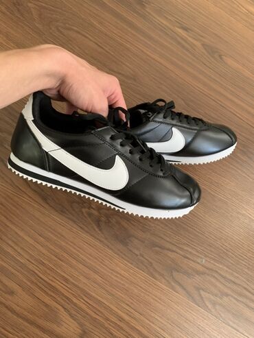 купить термо кроссовки найк: Черные кроссовки Nike Cortez с белыми акцентами. Модель имеет шнуровку