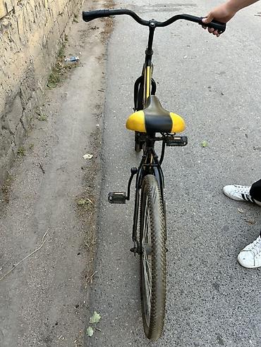 velosiped sadə: Pilot markalı velosiped. Qara-sarı rəng kombinəsindədir və şəhərdaxili — 3