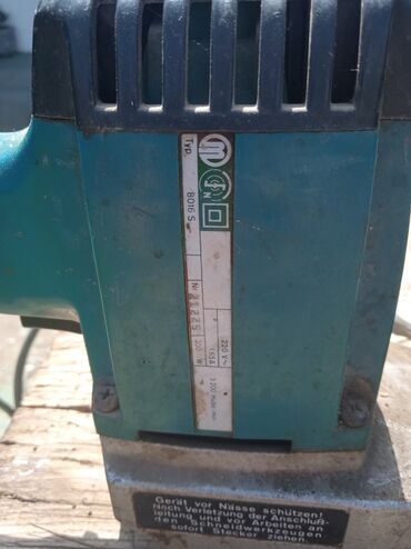 Električne makaze za živu ogradu marke Metabo, model 8016 S. Uređaj je
