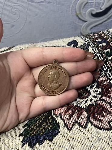 gümüş sikkə: Sovet dövrünə aid xatirə medal. Təsvir: - Material: bürünc rəngli — 1