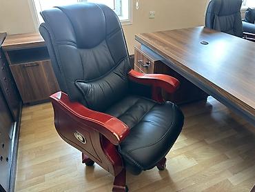 Ofis dəst mebeli: Ofis mebel dəsti Tərkibi: - Direktor masası: geniş iş səthi, kabel — 4