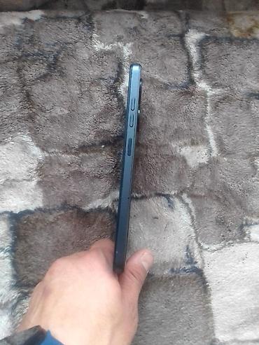 usb data modem: Smartfon – arxa tərəfində üçlü kamera modulu, ortada LED flaş. Kamera — 4