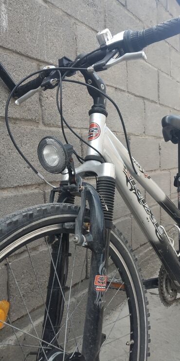 фонарик велосипедный: Германский хороший велик практичный при движении спереди загорается
