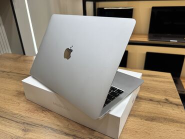 macbook 13 m1: Ультрабук, Apple, 8 ГБ ОЗУ, Apple M1, 13.3 ", Б/у, Для работы, учебы, память NVMe SSD