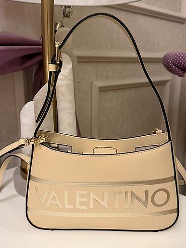 Çantalar: Valentino bej çiyin/ əl çantası - Minimalist, kompakt siluet – — 1