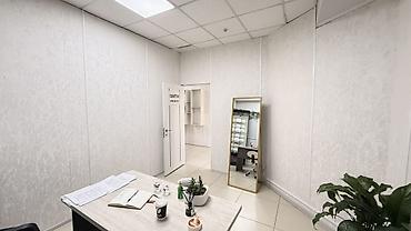 7 мкр: Сдаю Офисный кабинет: 15 м², В бизнес центре, С ремонтом, Первая линия — 8