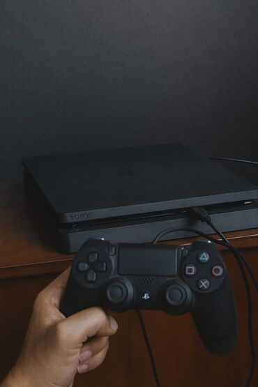 plesdeşn: Playstation 4.tam islek veziyetde. Prasivka olmayib