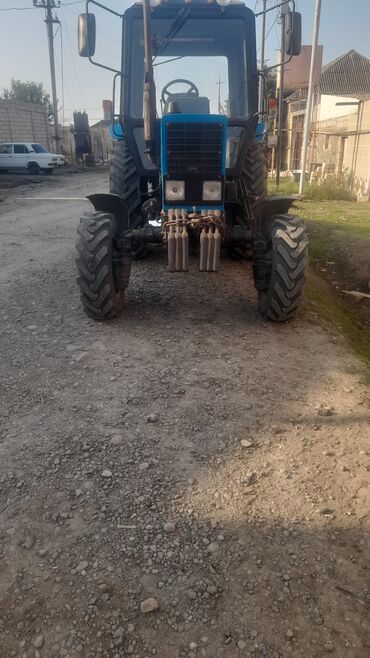 t82 traktor: Minsk Traktor Zavodu (MTZ) “Belarus 82.1” traktor və ot presləyən