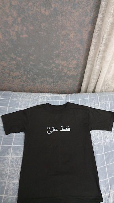 Kişi geyimləri: Qara qısaqollu dini t‑şört - Rəng: qara - Ön hissə: ağ rəngli ərəb — 1