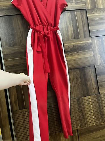 Tulumlar: Qadın kombinezonu – qırmızı rəngdə, yanlardan ağ zolaqlı. - Model — 2
