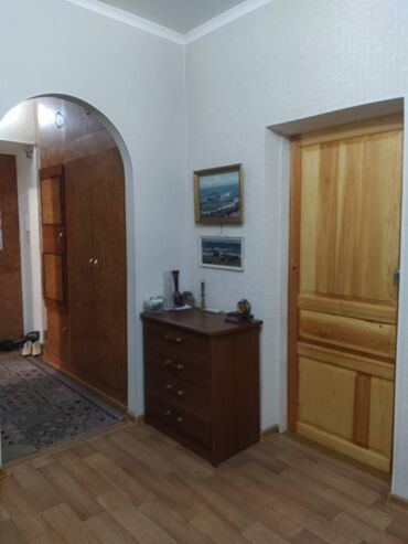 продаю 3 х комнатную квартиру в бишкеке: 3 бөлмө, 47 кв. м, Сталинка, 3 кабат, Эски ремонт