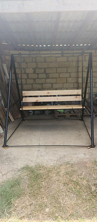 Bağ yelləncəyi – metal karkaslı, taxta oturacaq və bel hissəsi -