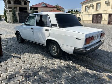 азербайджан авто: Ağ rəngdə olan bu klassik sedan, rahat və praktik nəqliyyat vasitəsi
