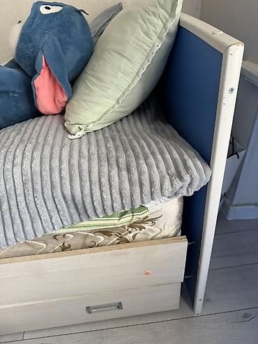 bed sheets: Две односпальные кровати.Есть небольшие дефекты каркаса: у одной — 4