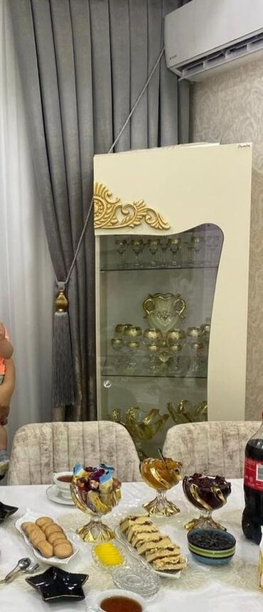ayaqabı dolabı: Şüşəli dolab vitrini