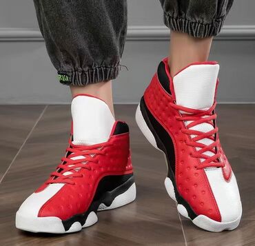 баскетбольный обувь: Продаются баскетбольные кроссовки или кроссовки для занятия