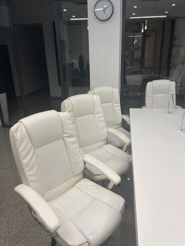 кресла парикмахер: Срочно продаю белые кресла для офиса и конференц залов ! за одно