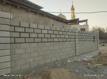 пена утипления: Заборы из шлакоблока, Установка — 1