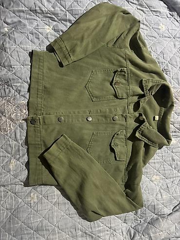 Xaki-yaşıl rəngdə qısa kəsim denim üslublu üst geyimi (cins jaket
