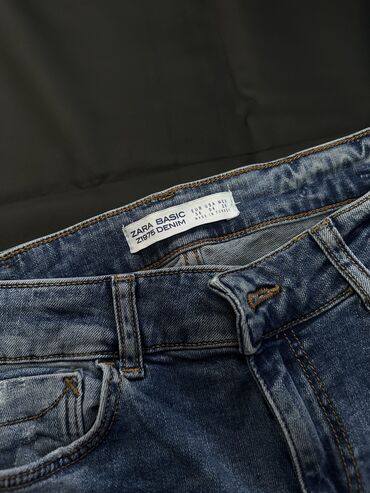 Повседневные: Zara джинсы Средней плотности В отличном состоянии на фото видно На