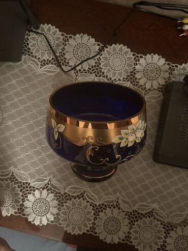 бетонный башмак для забора: Zərif dekorativ qab – ayaqlı, kobalt-mavi şüşədən.Çatdırılma var