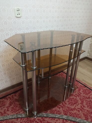 Столы: Коричневый стеклянный красивый стол для телевизора и.т.д.Почти новый