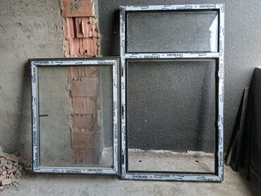 Оконные карнизы: Pəncərələr, müxtəlif ölçülərdə mövcud olan, hər biri şüşəli və ağ