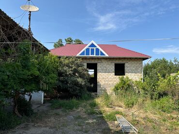 Ümumi 10 sotun içərisində tam mərkəzdə bir yeni yarı tikili birdə