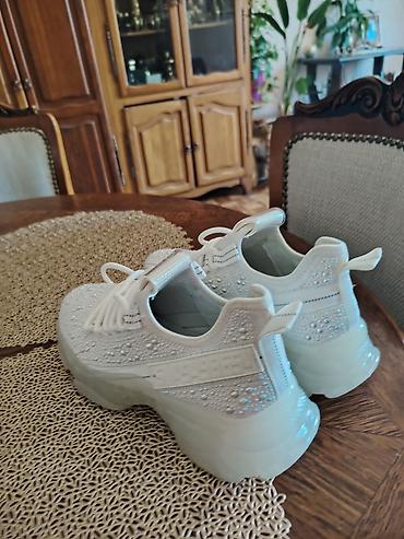 nike stikle: Steve Madden Ženske patike – bele, ukrašene, potpuno nove, kupljene u — 1