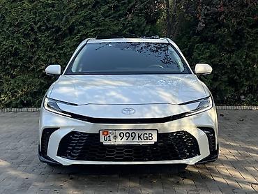 prius 2005: Toyota Camry: 2025 г., 2 л, Вариатор, Гибрид, Седан — 1