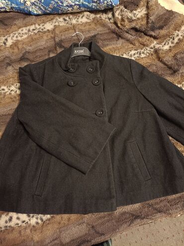 черная куртка зимняя: Кашемировая кутка-разлетайка. Демисезонная 50 размер, 500сом. Зимнее