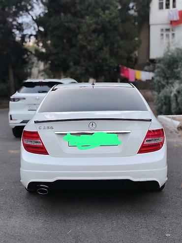 dayun 250: Mercedes-Benz C-Class sedan (C250 emblemli), ağ rəng. Xüsusiyyətlər — 5