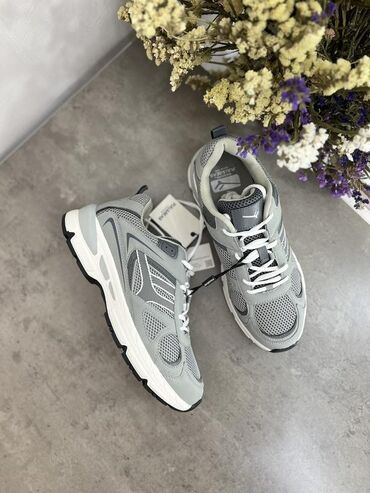 кроссовки new balance: Бренд PULL&BEAR кроссовки новые только без коробки