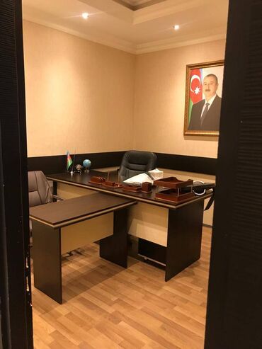 Ofislər: Gənclik metrosuna yaxın yol kənarı ümumi sahəsi 220 kv,m olan — 12