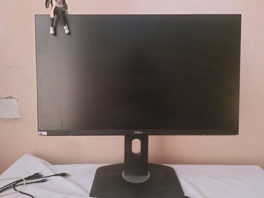 islenmis kompyuter: Dell monitor deyerinden asagi qoyulma sebebi altinda balaca batiq var