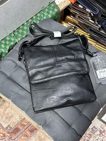 sling bag: Сумка через плечо из чёрной натуральной кожи - Формат: компактная — 1