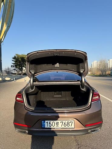 Другие автомобили: Седан бизнес‑класса, темно‑коричневый металлик. Эффектная решетка — 24