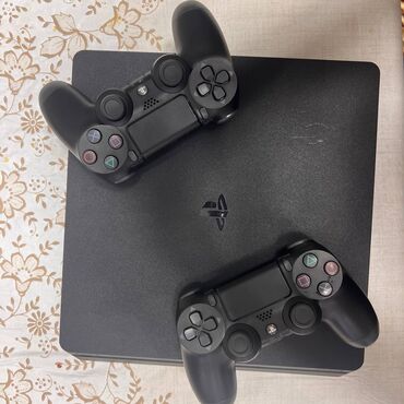 PS4 (Sony PlayStation 4): ПРОДАМ Playstation 4 slim на 500 Гб Есть подписка на ГОД EA Play, в