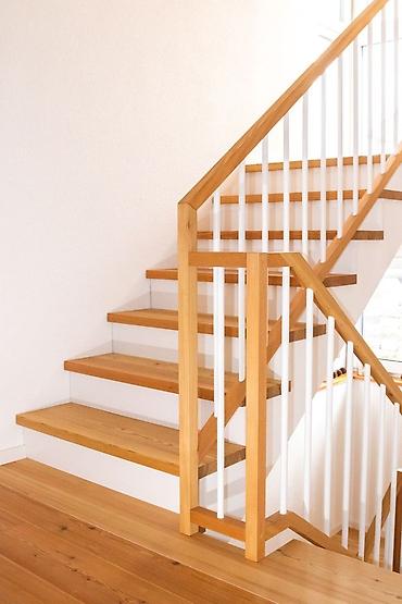 Pilləkən məhəccərləri: Taxta pilləkən – dizayn və quraşdırma Məhsul/təsvir: - İkiqat rəngli — 10