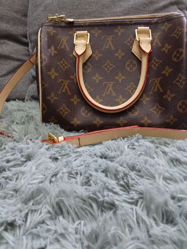saat qadin: Əl çantası, Louis Vuitton