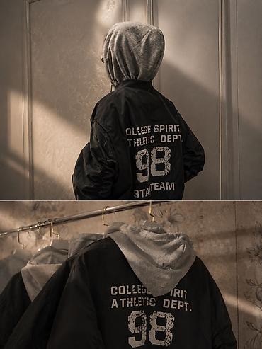 этно бомбер: Стильная укороченная куртка-бомбер с нашивкой “COLLEGE SPIRIT ATHLETIC — 2