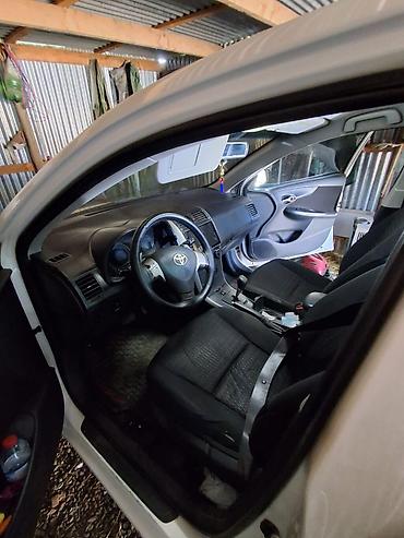 Toyota: Toyota Corolla sedan - Korpus: 4 qapılı sedan, ağ rəng - Nəsil — 8