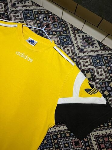 фото спортивной одежды для мужчин: Желтая футболка Adidas с короткими рукавами

size XS