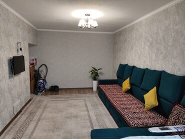 срочно продаётся 1 комнатная квартира в районе ошского рынка по улице кенсуйская: 1 бөлмө, Менчик ээси, Чогуу жашоосу жок, Толугу менен эмереги бар
