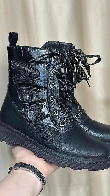 Ботинки и ботильоны: Срочно продаются. Скидка . Акция. Женские челси на массивной подошве — 9