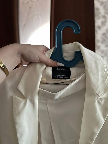 Dəstlər, kostyumlar: Bershka qadın dəst - Rəng: ağ/ekru - Ölçü: XS (EUR XS / USA XS / MEX — 2